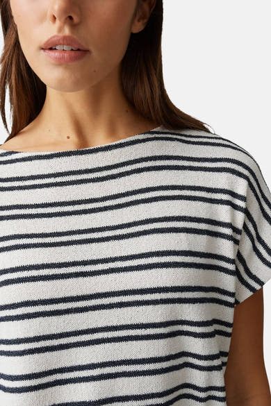 T-shirt à manches courtes blanc rayé marine de OPUS, col bateau, texture tricotée.