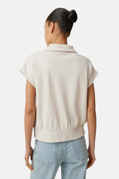 Pull col V beige de OPUS, vue de dos, en tissu bouclé avec col polo, manches courtes et ourlet resserré, porté avec un jean.