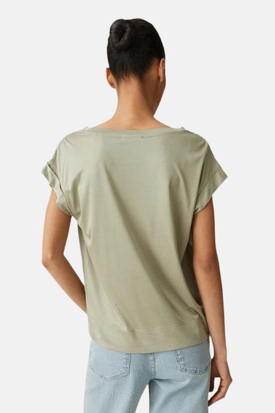 Top uni vert à manches courtes retroussées de OPUS, coupe décontractée, porté de dos avec un jean clair.