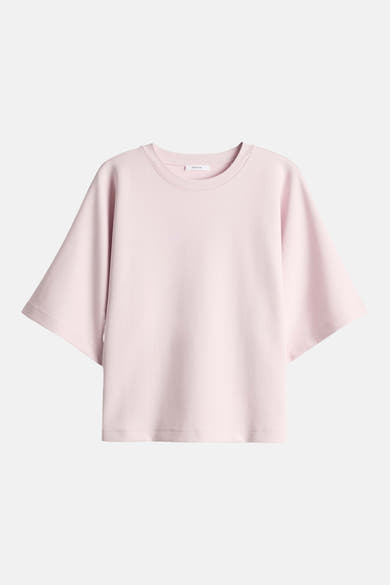 T-shirt rose uni à manches courtes d'OPUS, avec col rond, coupe ample et étiquette de marque visible.