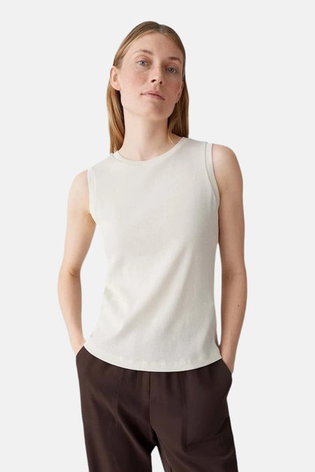 Beige tanktop van OPUS, effen en van jersey, gepresenteerd op een neutrale achtergrond.