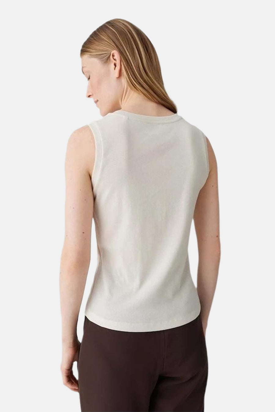 Top sans manches beige d'OPUS, vu de dos, porté avec un pantalon marron uni.