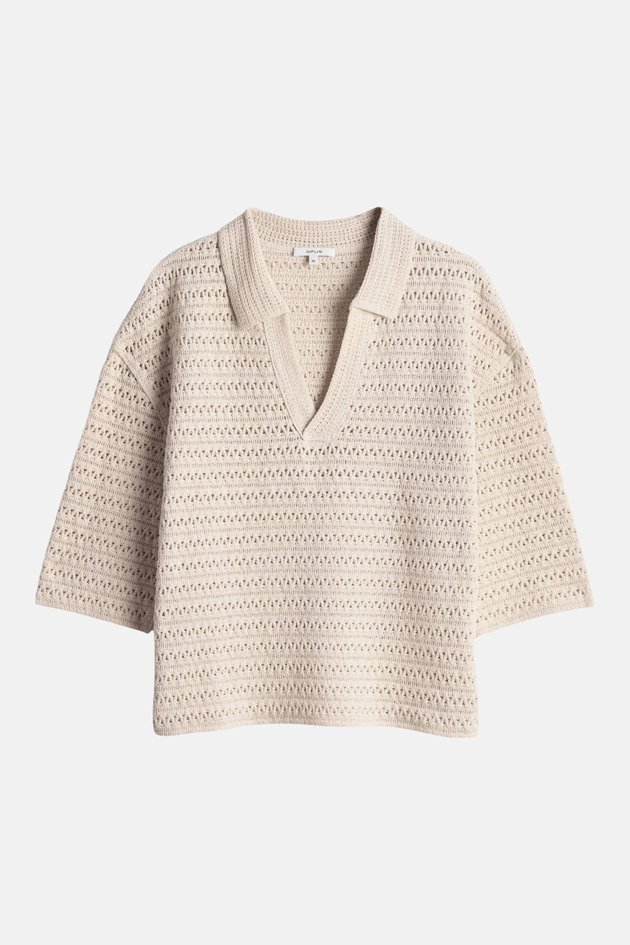 Pull en maille beige à col en V de OPUS, avec motif ajouré et manches courtes.
