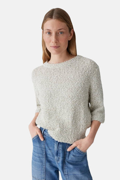 Pull col rond beige par OPUS, en maille texturée, porté avec un jean taille haute bleu.

