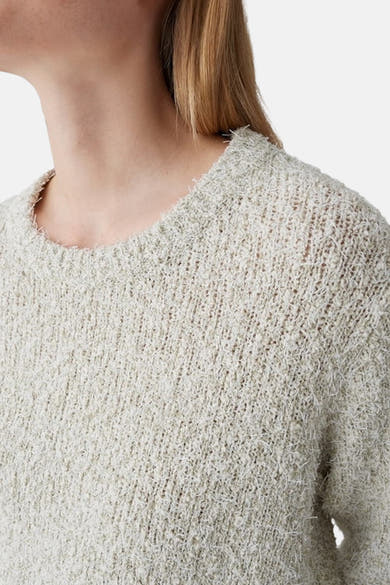 Pull col rond beige by Opus, en maille duveteuse à la texture douce et confortable.