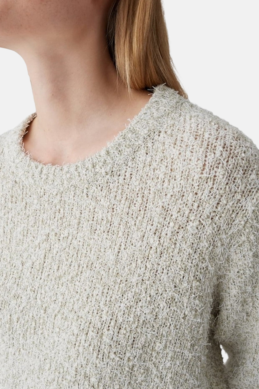 Pull col rond beige by Opus, en maille duveteuse à la texture douce et confortable.