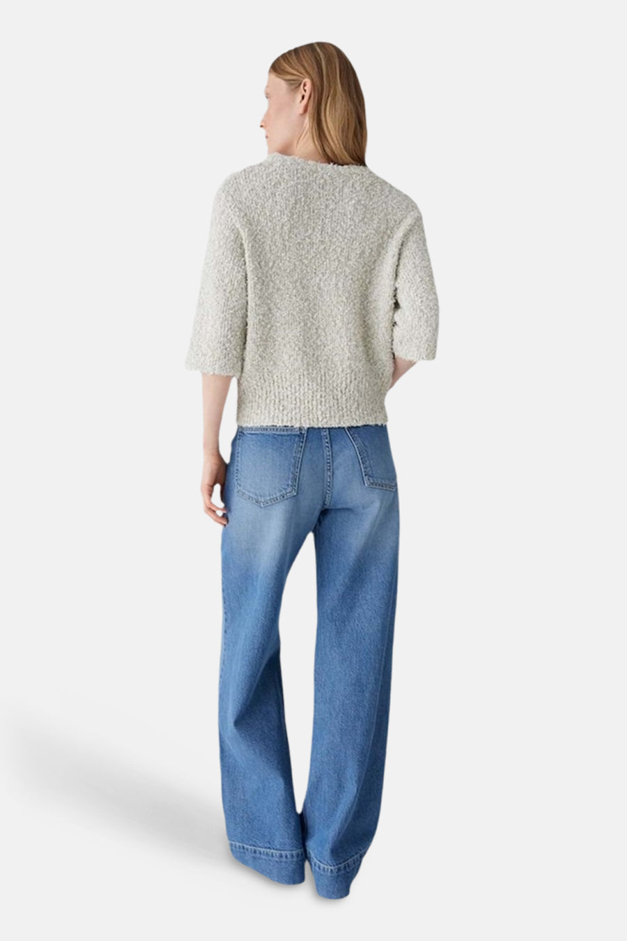 Pull col rond beige d'OPUS, à manches trois-quarts, porté avec un jean taille haute ample.