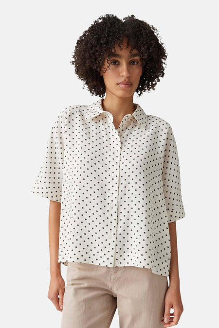 Blouse blanche OPUS à manches courtes et col chemise, à pois noirs