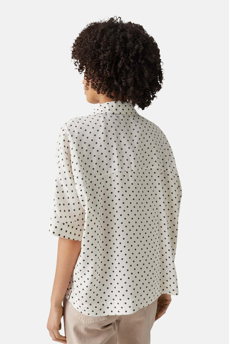 Blouse blanche OPUS à manches courtes et col chemise, ornée de pois noirs, vue de dos.