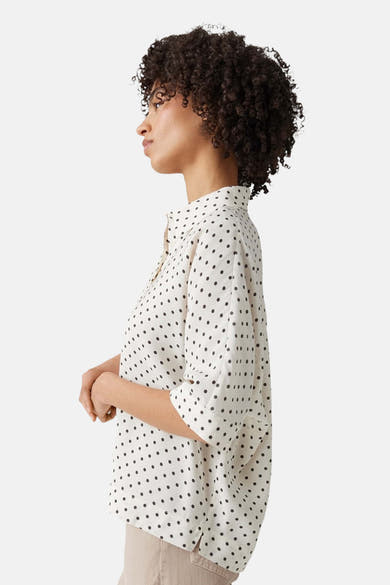 Blouse blanche à pois noirs OPUS à manches courtes, portée de profil.