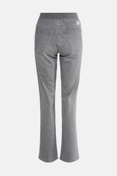 Jean slim en lichtgrauw denim van Raphaela, met elastische taille en zichtbare achterpockets.
