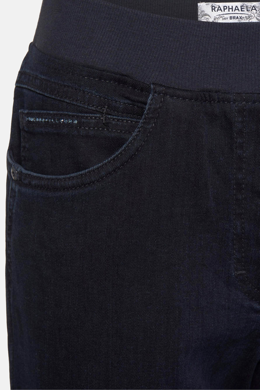 Donkerblauwe slim fit jeans van RAPHAELA, met voorzak versierd met kleine strass steentjes.