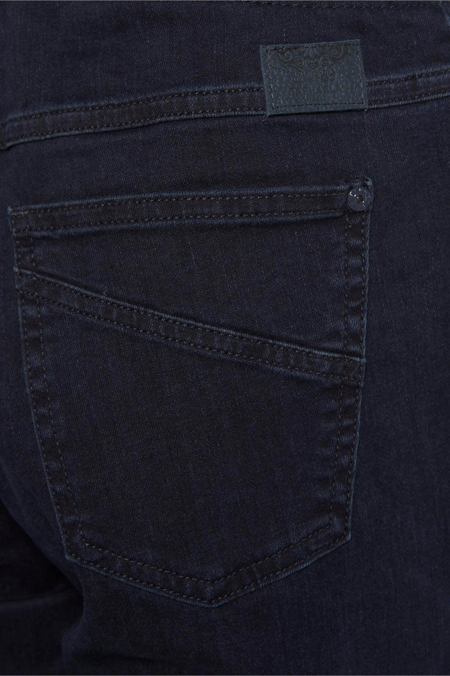 Donkerblauwe slim fit jeans van RAPHAELA, met decoratieve achterzak en logolabel.