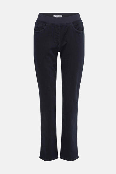 Donkerblauwe slim fit jeans van RAPHAELA, met elastische tailleband en discrete voorzakken.