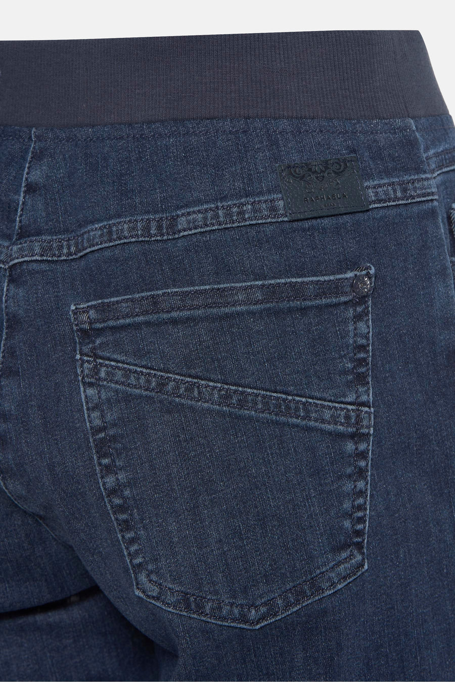 Blauwe denim slim fit jeans, van RAPHAELA, met achterzak versierd met een knoop en elastische tailleband.