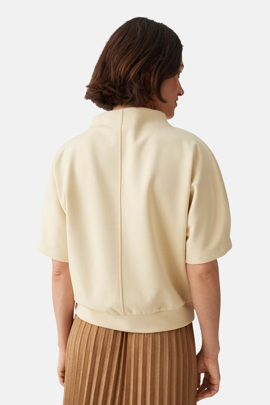 Yellow round-neck sweatshirt by OPUS, back view with short sleeves and central seam, worn with pleated skirt.