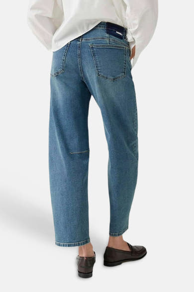 Jean mid bleu en denim par OPUS, vue arrière, coupe droite avec poches et ourlet effiloché, porté avec chemise blanche et mocassins noirs