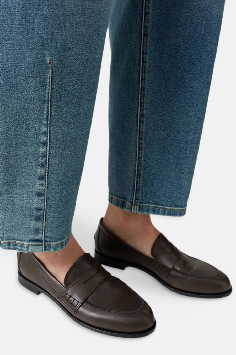 Jean mid bleu en denim par OPUS, coupe droite avec ourlet relevé, porté avec des mocassins marron foncé, vue de face.