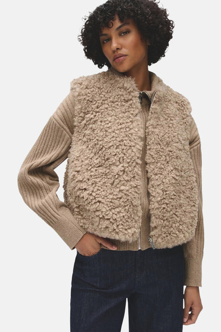 Veste sans manches beige OPUS à fermeture zippée, portée sur un pull côtelé.