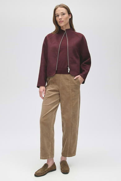 Veste bordeaux OPUS à col montant et fermeture zippée, portée par un mannequin.