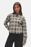 Chemise à manches longues OPUS à carreaux multicolores, portée par une femme.