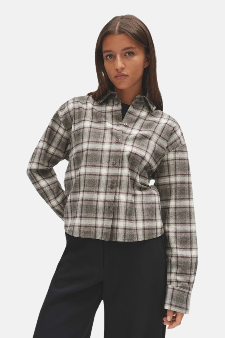 Chemise à manches longues OPUS à carreaux multicolores, portée par une femme.