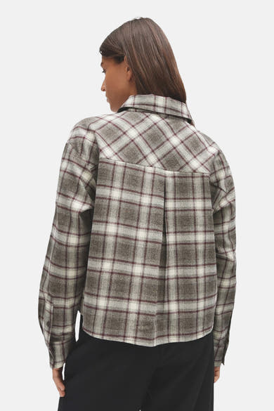 Dos d’une chemise à manches longues OPUS à motif à carreaux multicolore, portée par une femme.