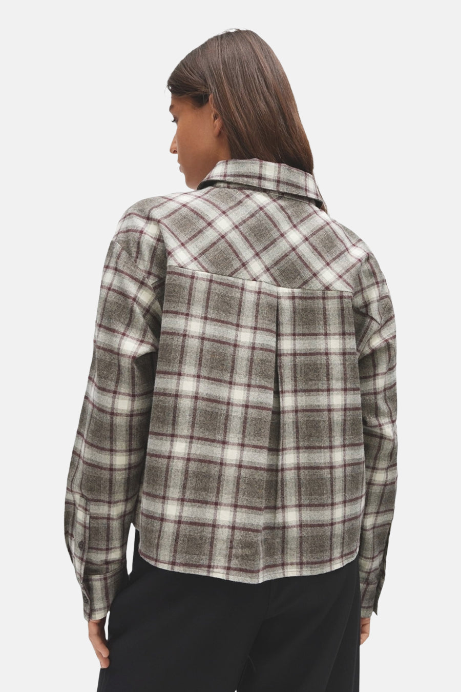 Dos d’une chemise à manches longues OPUS à motif à carreaux multicolore, portée par une femme.