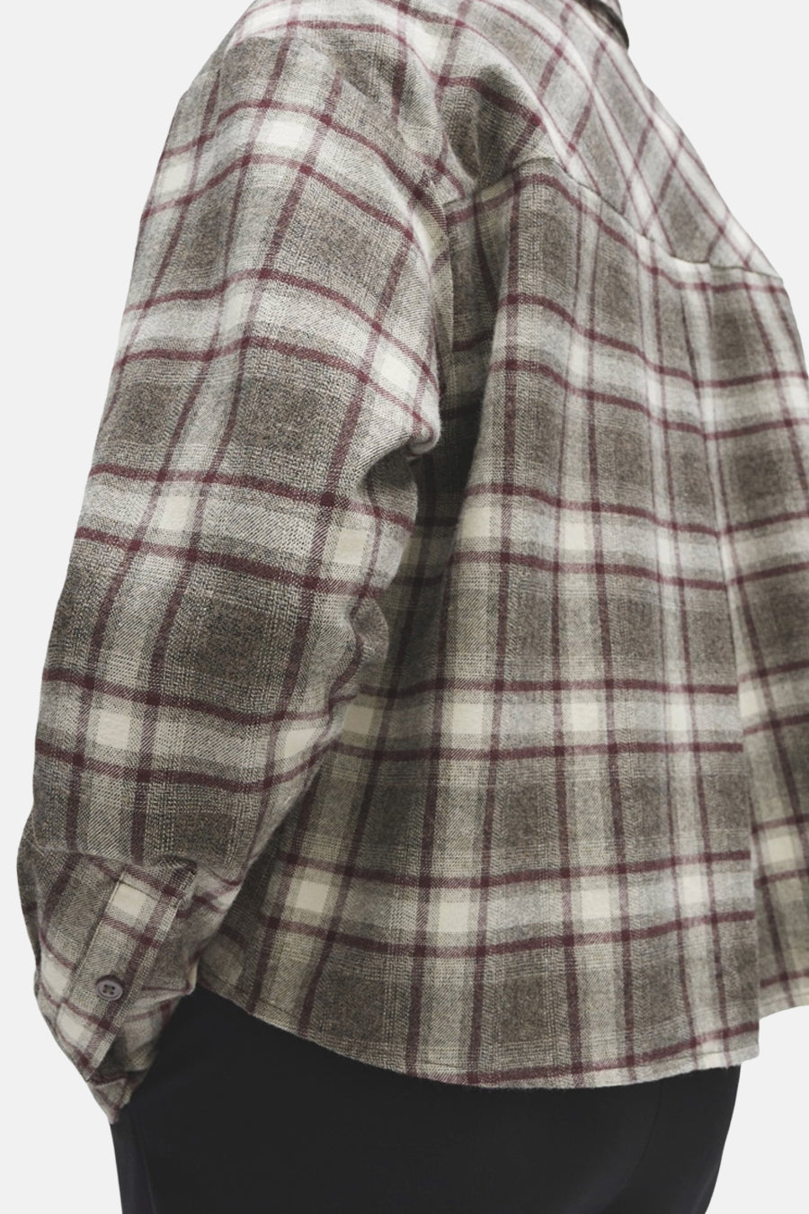 Détail du dos d’une chemise OPUS à manches longues à carreaux multicolores