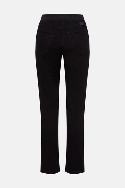Jean noir pour femme de RAPHAELA, coupe droite classique avec poches arrière discrètes.