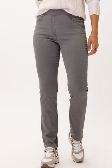 Jean divers gris de RAPHAELA, avec une ceinture élastique apparente et des poches avant discrètes.