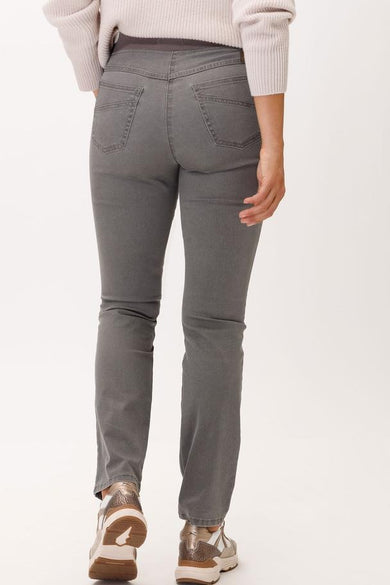 Jean gris, jeans divers pour femmes de RAPHAELA, vue de dos, porté avec un pull beige.