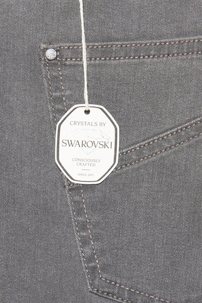 Jean gris by Raphaela, avec des détails de surpiqûres décoratives et une étiquette de la marque Swarovski.

