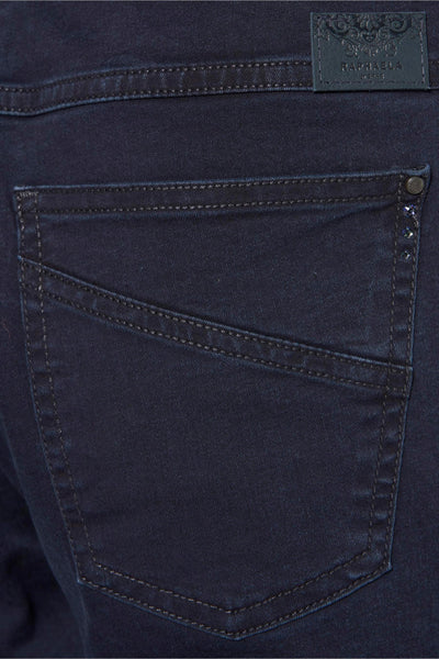 Blauwe jeans voor dames van RAPHAELA, achterzakdetail met decoratieve stiksels en strass.