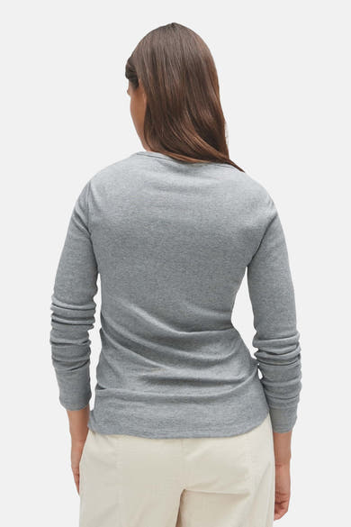 Top gris uni à manches longues de OPUS, vue dos, matière douce et ajustée, porté avec un pantalon clair