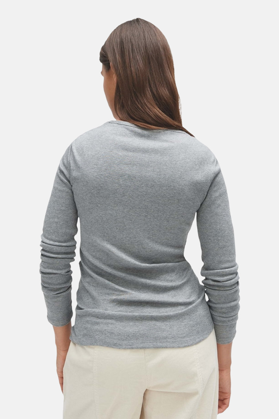Top gris uni à manches longues de OPUS, vue dos, matière douce et ajustée, porté avec un pantalon clair