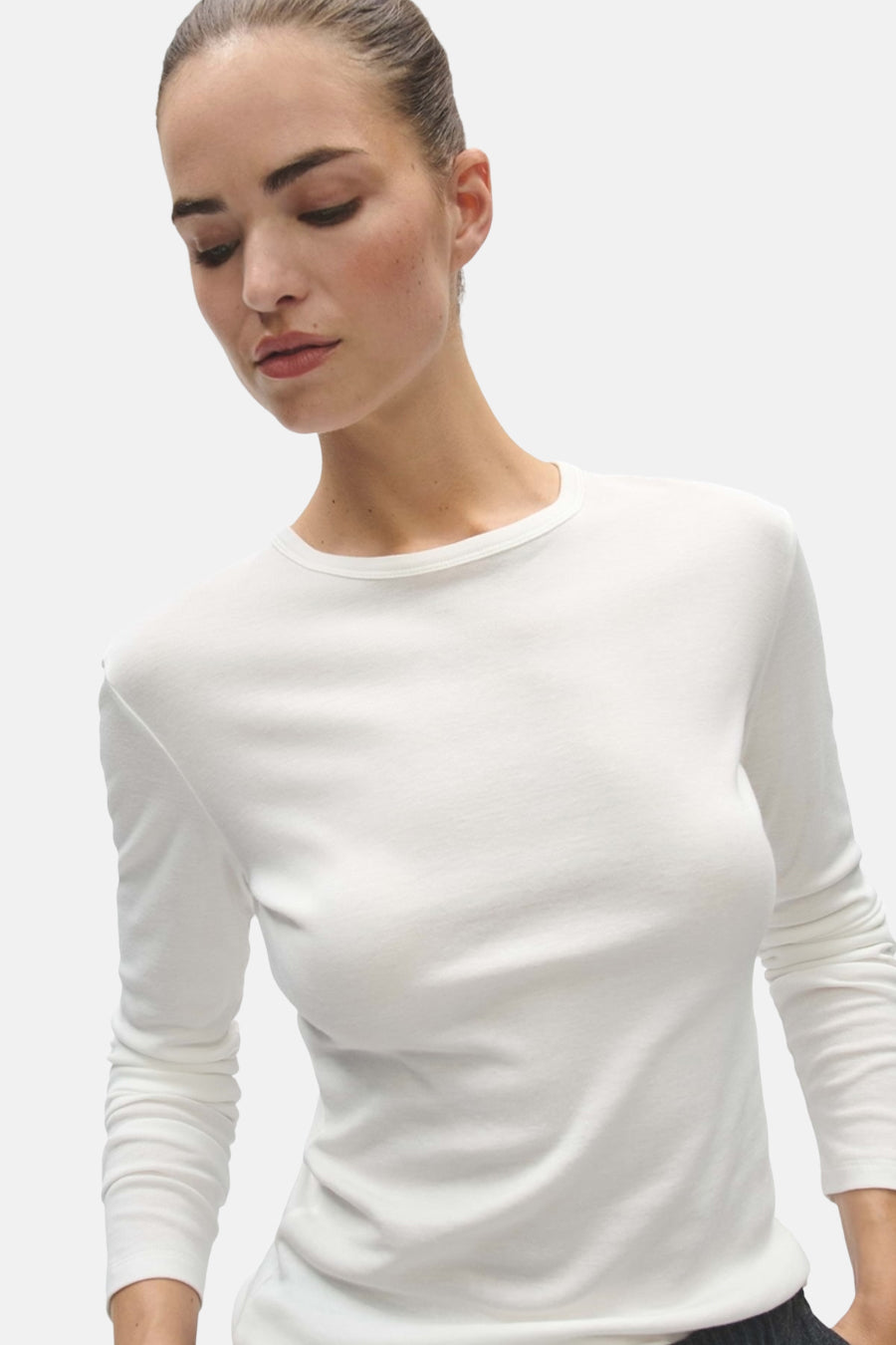 Modèle portant un T-shirt à manches longues écru OPUS à col rond