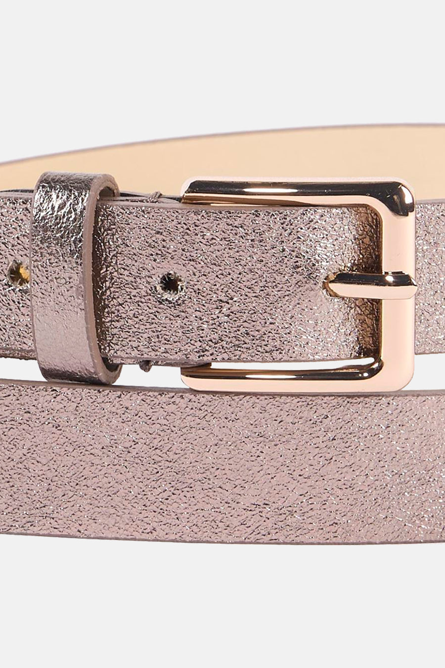 Ceinture dorée scintillante par Access, avec une boucle rectangulaire dorée brillante et un passant assorti.