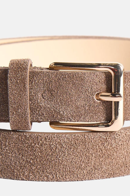 Ceinture marron en suède par Access®, avec boucle dorée métallique et texture granuleuse.