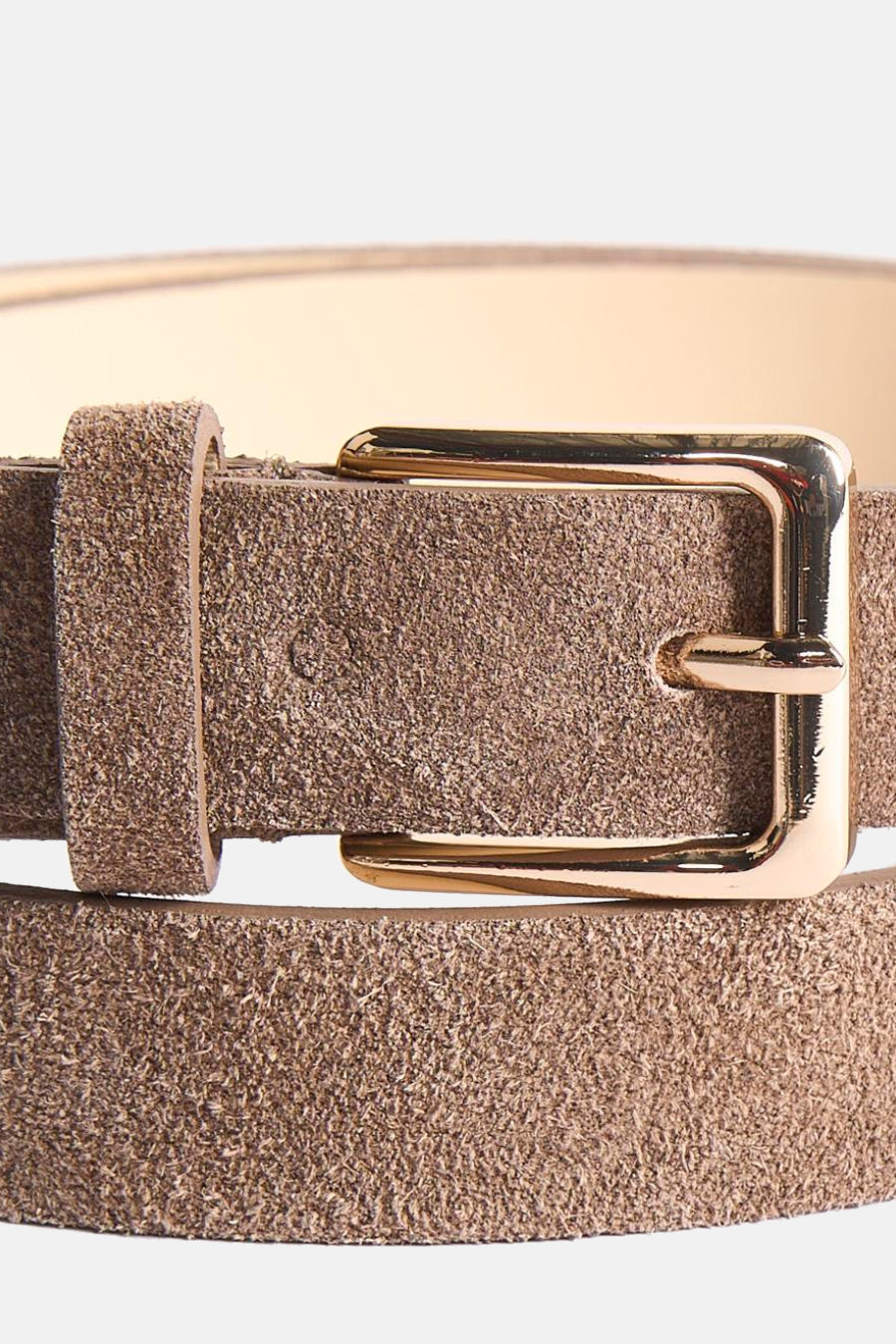 Ceinture marron en suède par Access®, avec boucle dorée métallique et texture granuleuse.