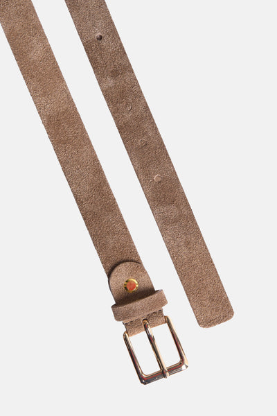 Ceinture marron en daim Access® avec une boucle dorée, vue en diagonale.
