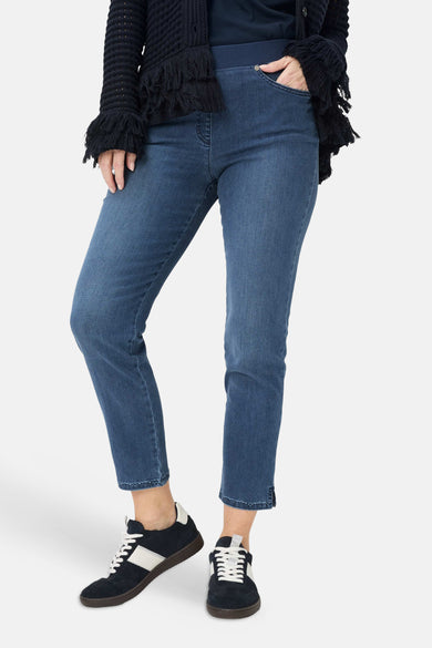 Middelblauwe slim fit jeans van RAPHAELA, achterkant met zakken, label en zwarte tailleband.