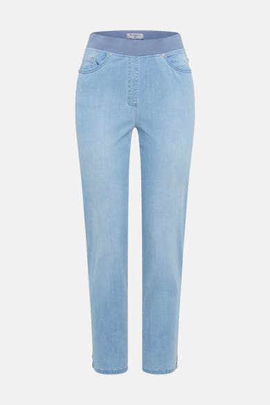 Jean slim en denim bleu clair de Raphaela, avec ceinture élastique et poches cavalières.