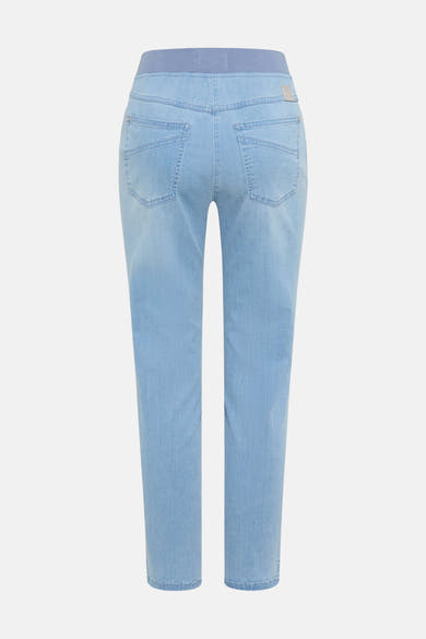 Jean slim bleu clair de RAPHAELA, avec une taille élastiquée et des poches arrière classiques.