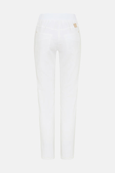 Jean slim en denim blanc de Raphaela, avec taille élastique et poches arrière.