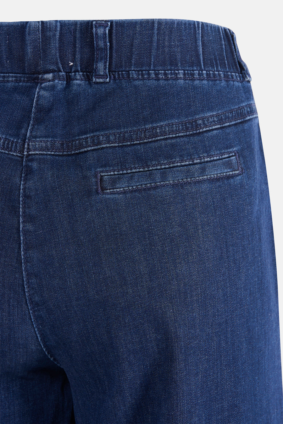 Wijd uitlopende donkerblauwe jeans van RAPHAELA, met paspelzak achter en elastische tailleband.