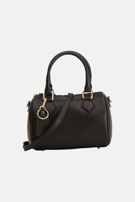 Sac à main noir en cuir texturé de Access® style bowling avec deux poignées, une bandoulière et une breloque dorée.