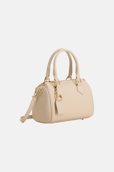 Sac à main écru de Access® en cuir grainé avec doubles anses, bandoulière amovible et pendentif porte-clés doré.