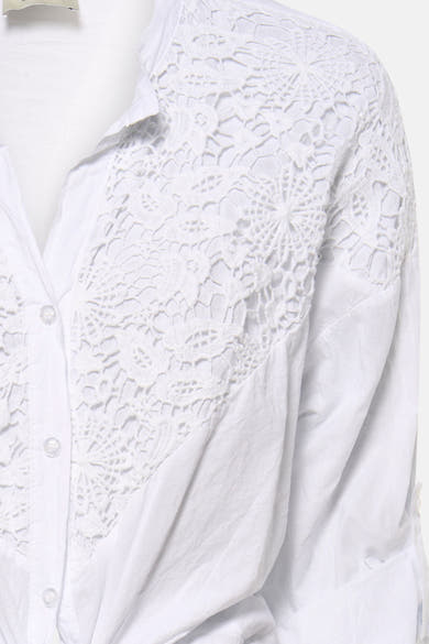 Wit blouse met lange mouwen van Terra di Siena, met een inzetstuk van bloemenkant aan de voorkant.