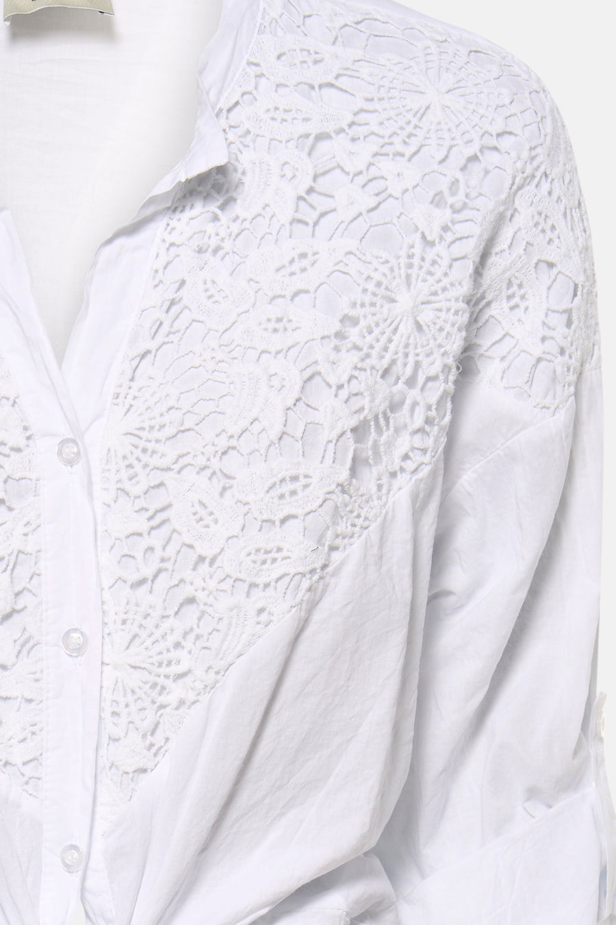 Wit blouse met lange mouwen van Terra di Siena, met een inzetstuk van bloemenkant aan de voorkant.